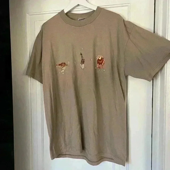Sand-colored T-Shirt size L with lion, giraffe & cheetah embroidered animals - Picture 1 of 10